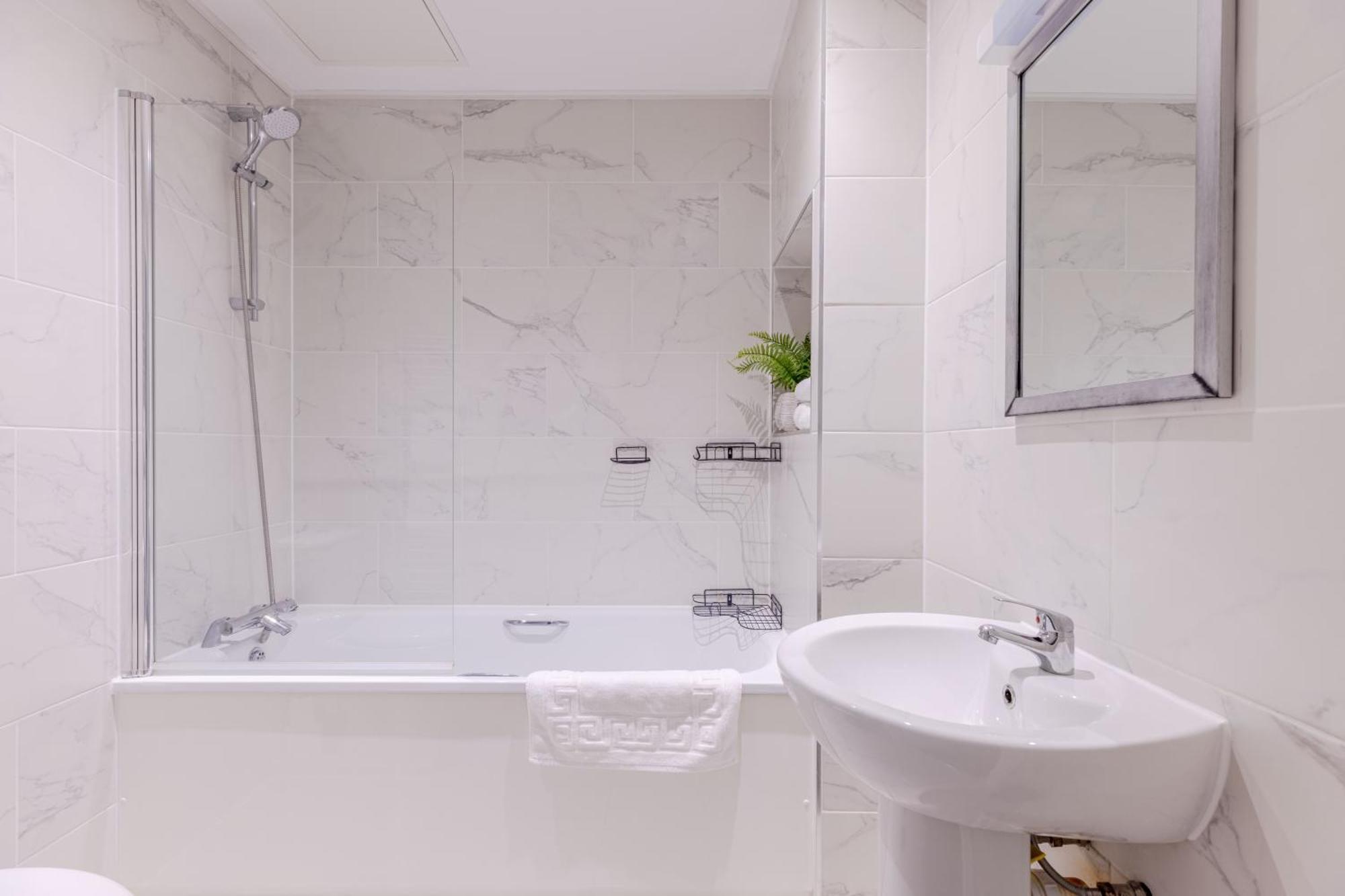 Boutique Vertigo Apartment Central Kingston/London キングストン・アポン・テムズ エクステリア 写真